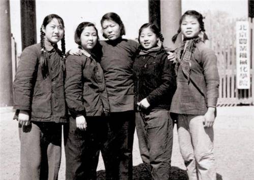 她2岁丧父，11岁嫁表哥，开着拖拉机被印上壹元人民币，高寿90岁