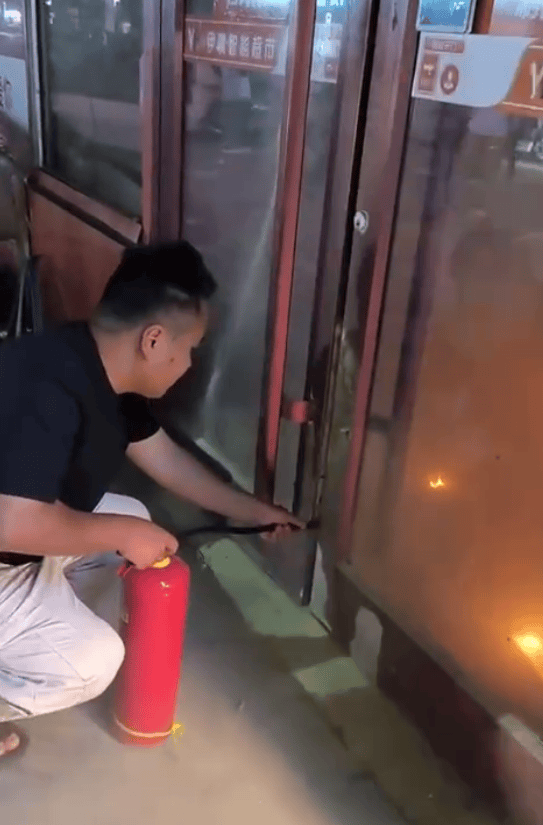 山东菏泽一男子去买奶茶顺道破门灭了个火：举手之劳，店主事后已道谢