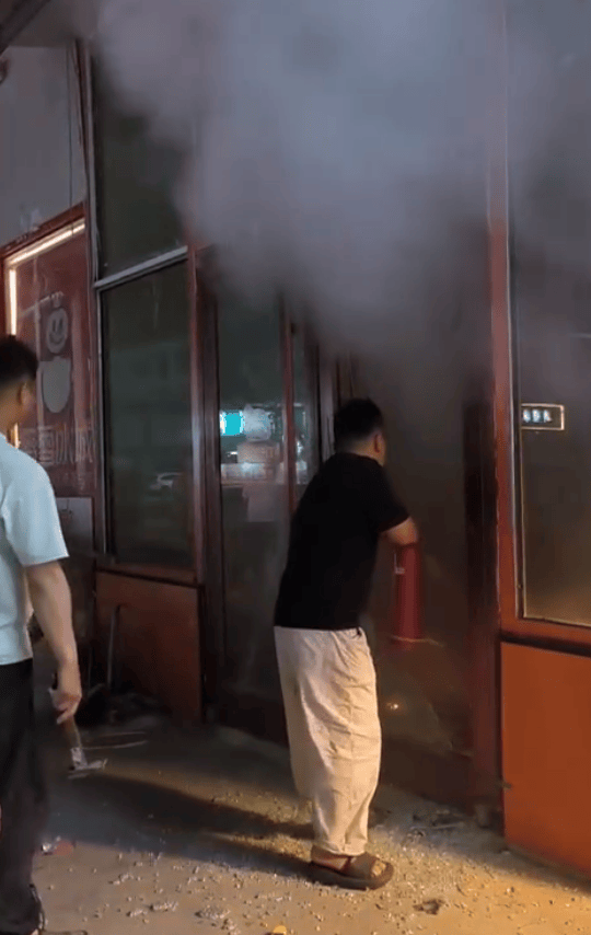 山东菏泽一男子去买奶茶顺道破门灭了个火：举手之劳，店主事后已道谢