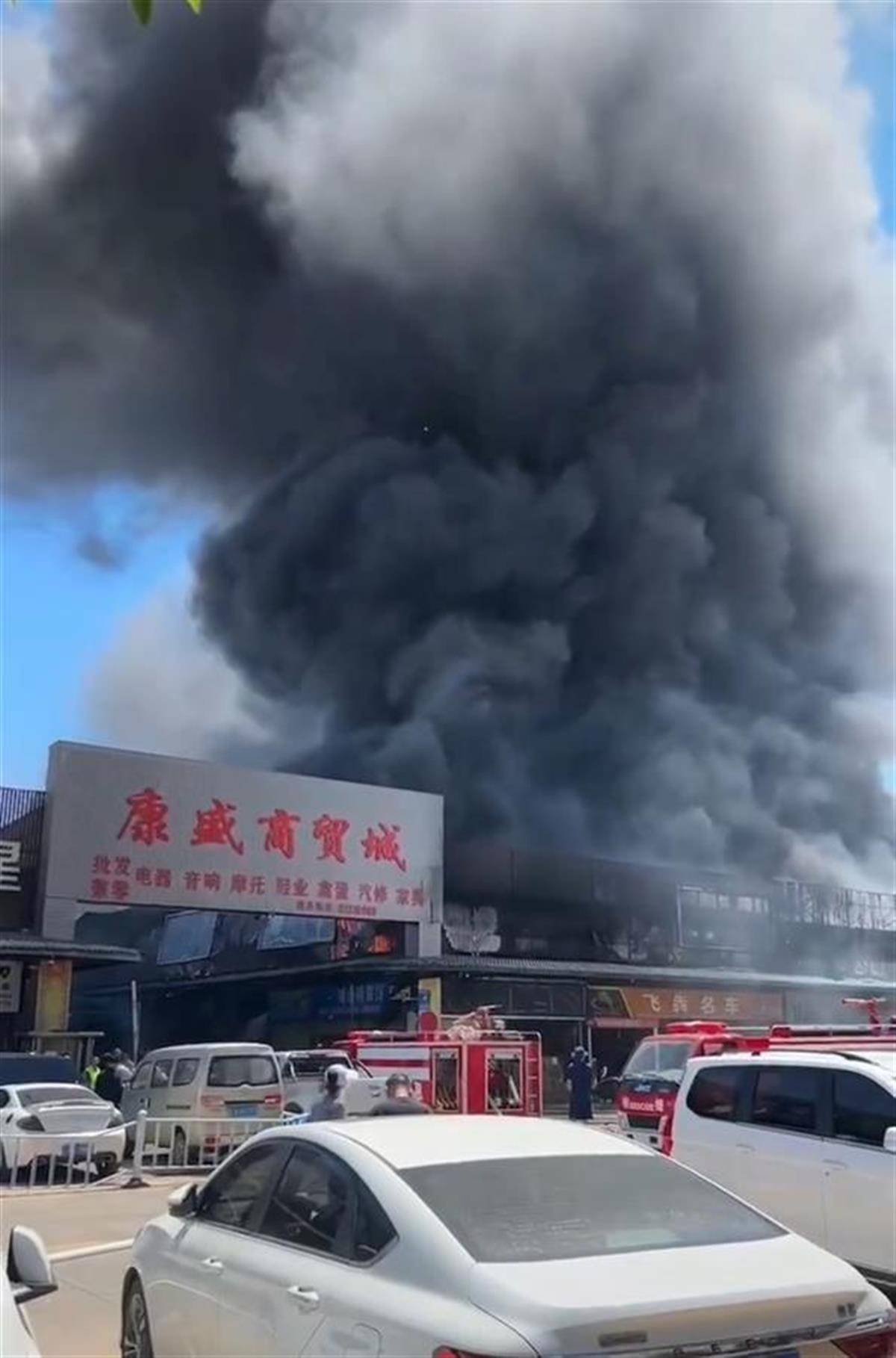 昆明一商贸城发生火灾，现场浓烟滚滚，商户：正在扑火