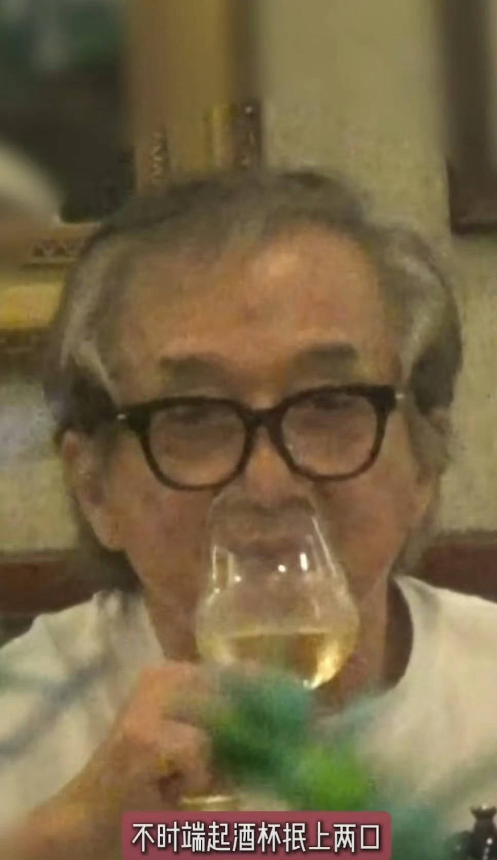 71岁成龙头发花白！谢贤交代后事张纪中出了车祸还得养家…慢慢老去的他们让人泪目