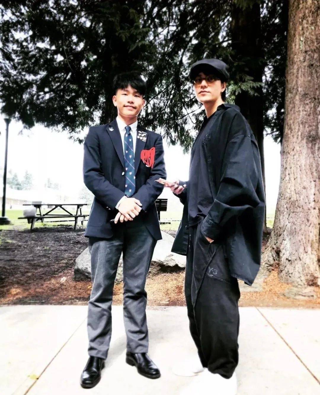 49岁陈坤与23岁儿子合影，庆祝其大学毕业，曾对儿子说：“你只有我”