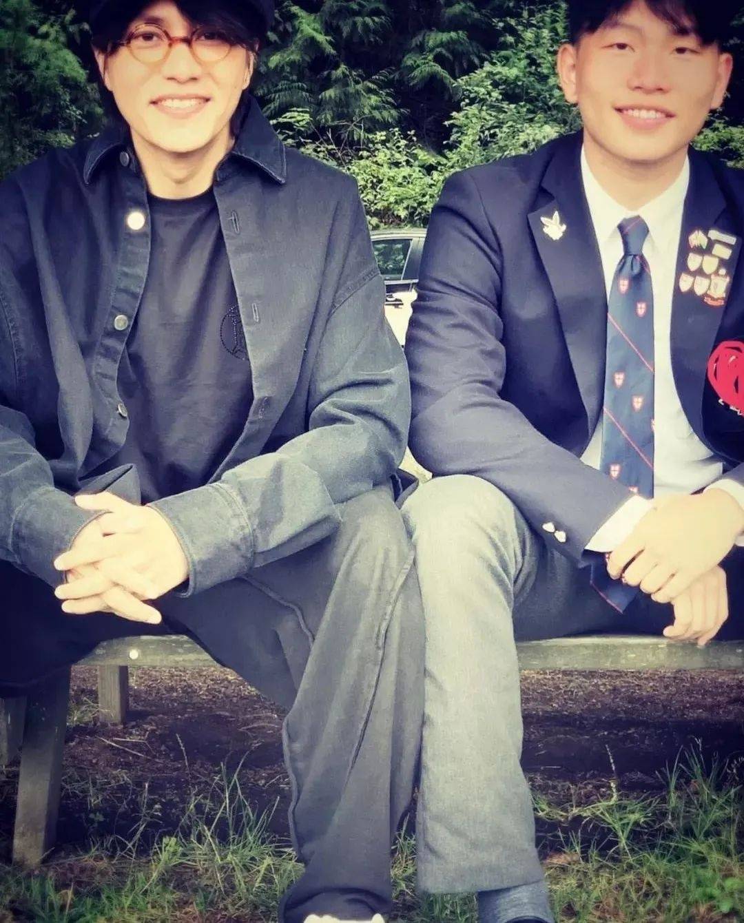 49岁陈坤与23岁儿子合影，庆祝其大学毕业，曾对儿子说：“你只有我”