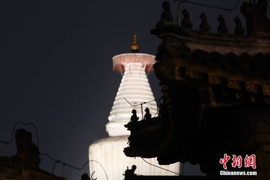 北京西城妙应寺白塔点亮
