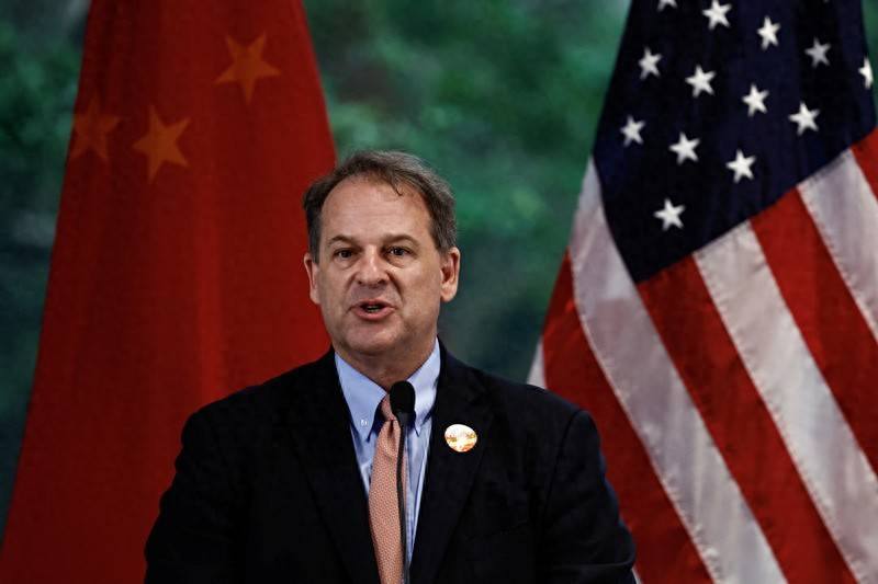 中美连谈2天,特朗普场外让步,撤100%关税,新加坡:中国是强国