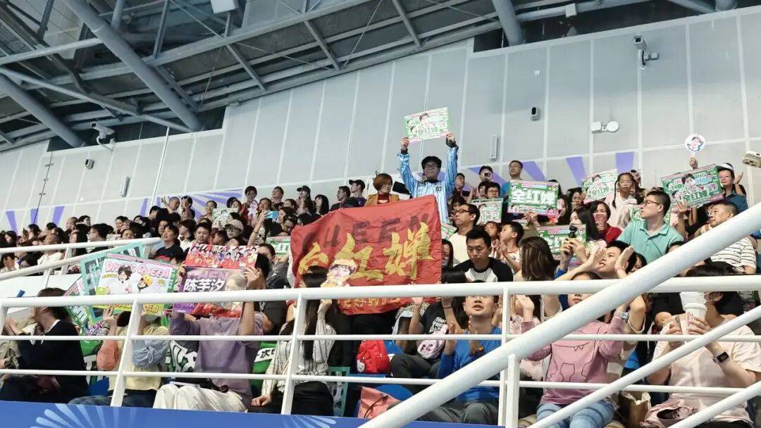 全红婵伤愈首秀夺冠！出战女子团体双人10米台，看台上都是为她加油的海报