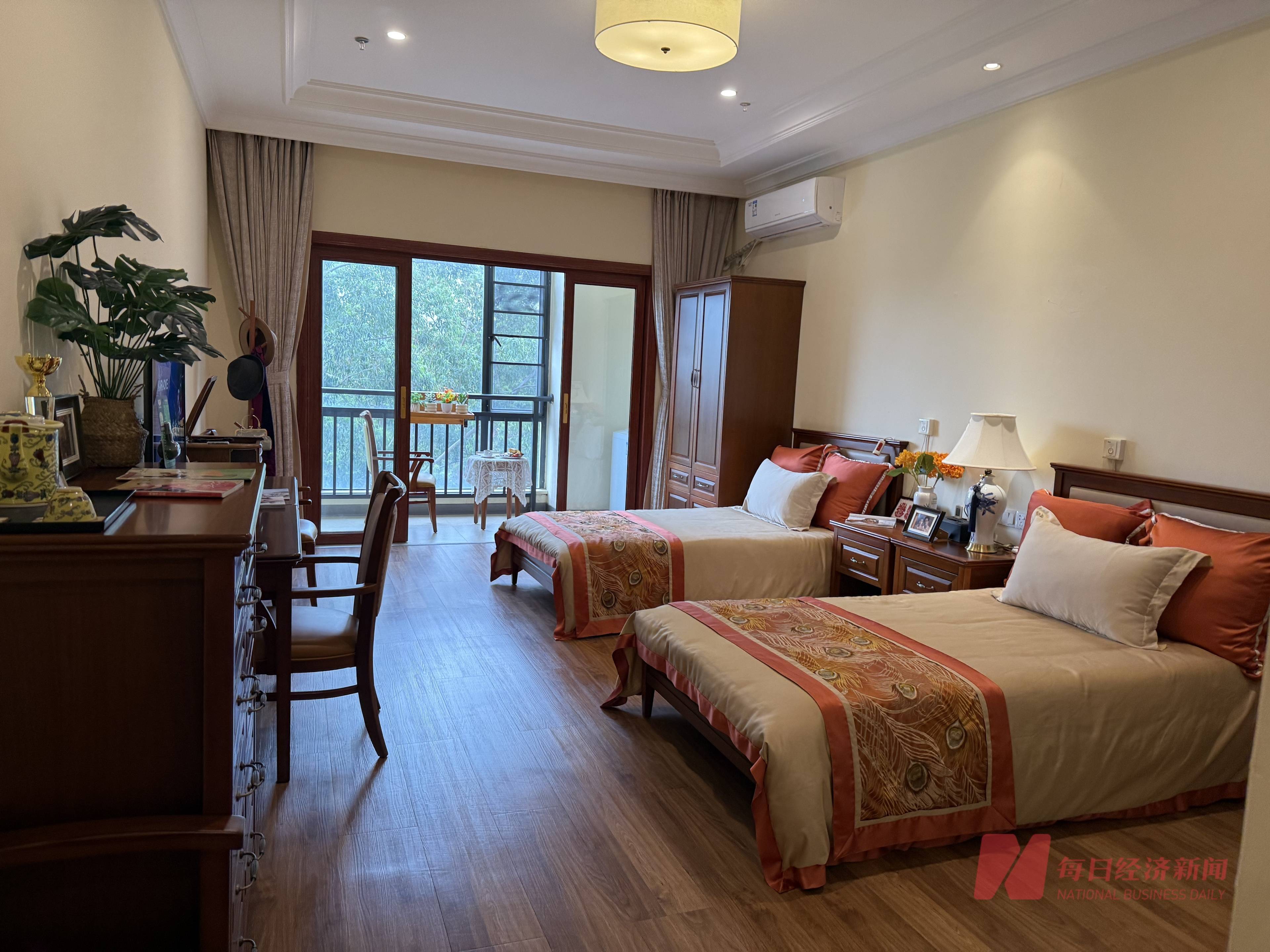 近10万香港老人跨境养老背后:费用便宜、居住空间大是核心动力,但医疗衔接待完善